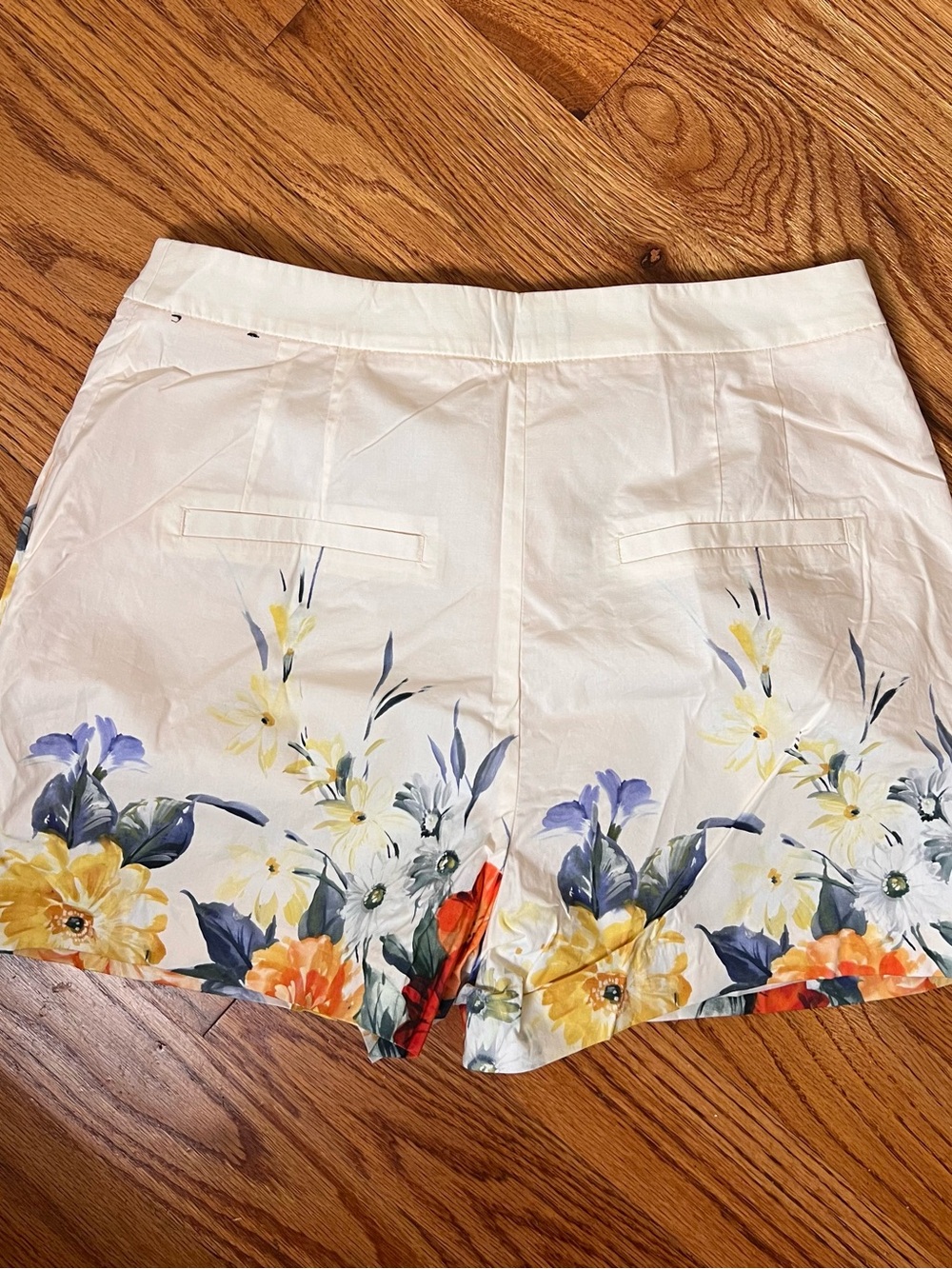 Express Floral-Print Cream High-Waist Women's Shorts - Picture 6 of 9